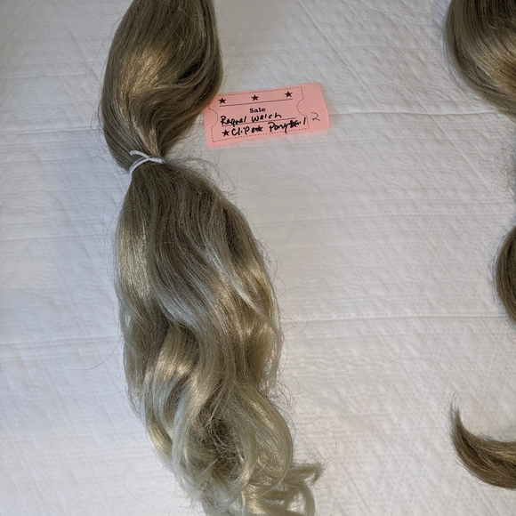 R.W. Blonde Clip in Ponytail - Picture 7 of 9